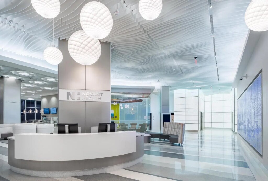 reception moderna di uno studio medico con design minimal e illuminazione elegante